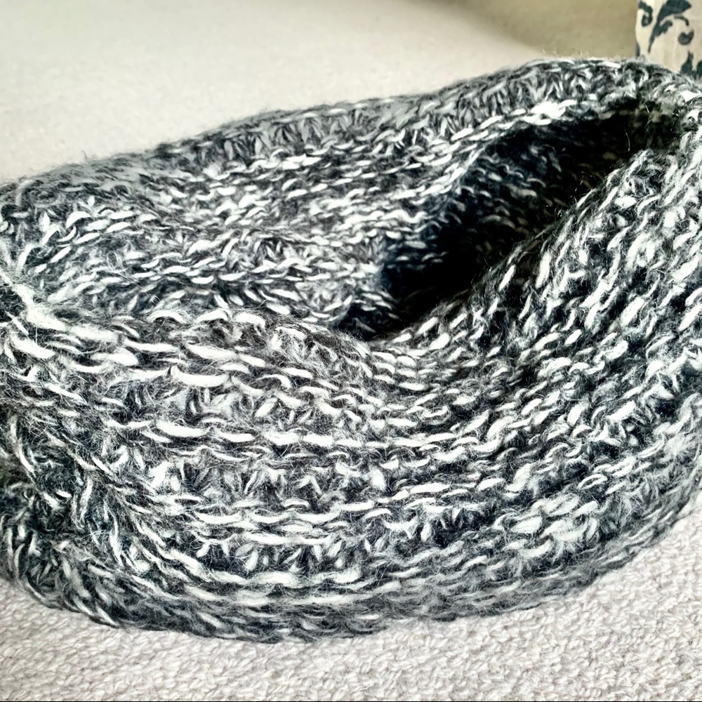 INFINITY SCARF🧣BLACK & WHITE MARLED YARNS🖤🤍 Mohair Wool🧶- Wooden Ships Brand